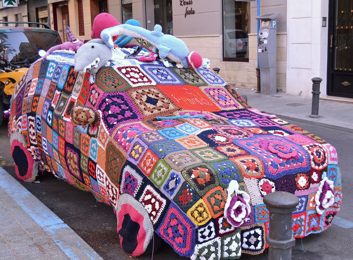 1200px-Cotxe_cobert_yarn_bombing_plaça_Nova_Alacant.jpeg
