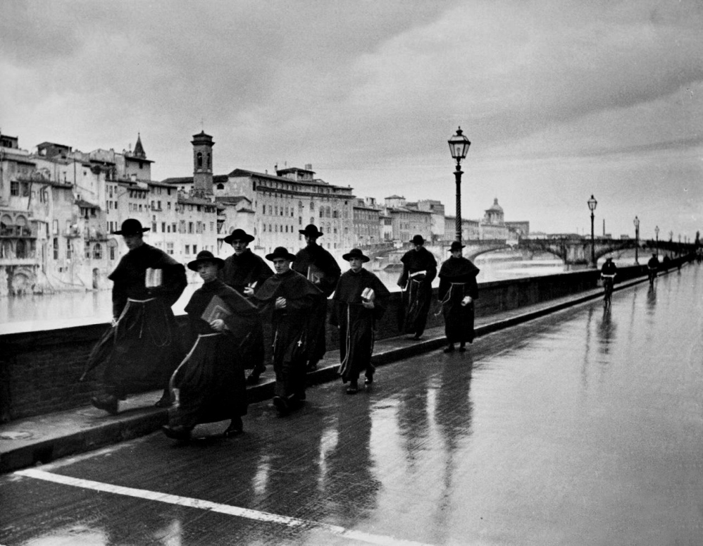 Alfred Eisenstaedt, Monks Along The River Arno, Florence, 1935.jpg