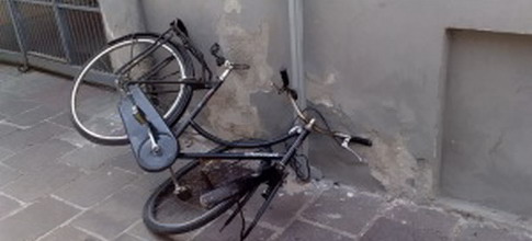 bici-rubate-bicicletta-rotta-300x225.jpg