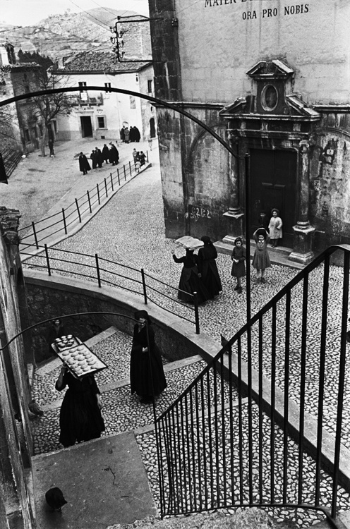 Henri Cartier-Bresson, Aquila degli Abruzzi, Italy, 1951.jpg
