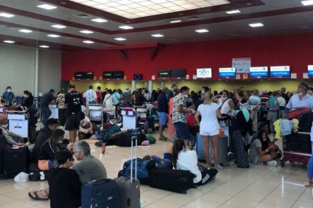 Multitud-de-pasajeros-desesperados-por-dejar-el-aeropuerto-José-Martí-de-La-Habana-450x300.jpg