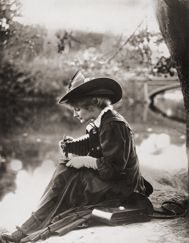 Woman with camera in 1900.jpg