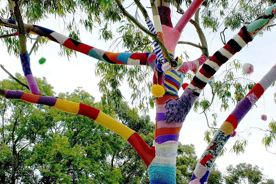 yarn-bomb-guerrilla-knitting-tree-graffiti-street-art-knitter-stitches-yarn-bombing-yarn.jpg