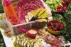 piatto-pronto-cesto-per-picnic-piatti-rosa-tovaglioli-verdi-ciotole-taglieri-prato-picnic_dettag.jpg
