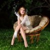 20668251-moda-giovane-donna-di-fumare-con-la-sigaretta-in-posa-nel-giardino-di-notte-ritratto-es.jpg