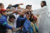 la-folla-acclama-con-affetto-luomo-che-crede-di-essere-il-messia.jpg