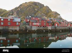 luminose-tradizionali-di-legno-verniciato-isole-lofoten-case-nel-villaggio-di-pescatori-di-sta...jpg