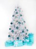 albero-di-natale-bianco-con-decorazioni-blu-600x450.jpg