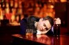 7917536-giovane-uomo-ubriaco-dormire-nel-bar-con-un-bicchiere-di-whisky-in-mano.jpg