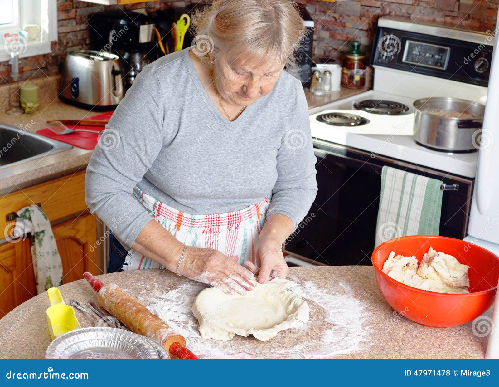 nonna-che-produce-le-torte-47971478.jpg