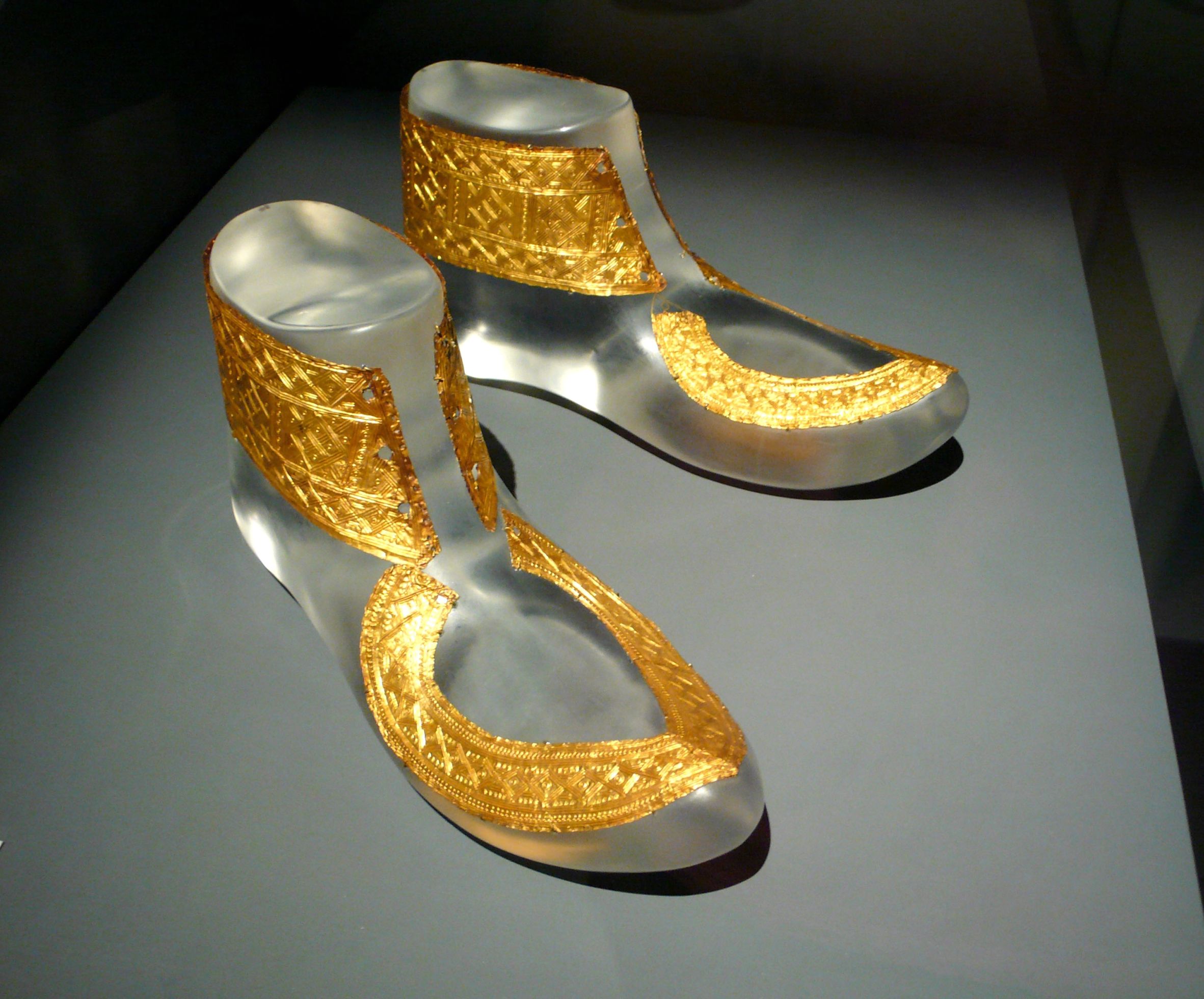 Hochdorf_golden_shoes_ornaments.jpg
