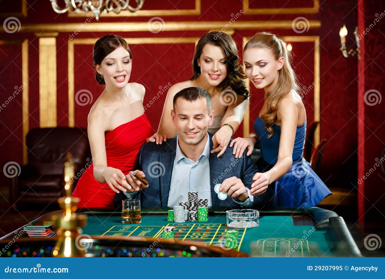 uomo-circondato-dalle-roulette-dei-giochi-delle-donne-29207995.jpg