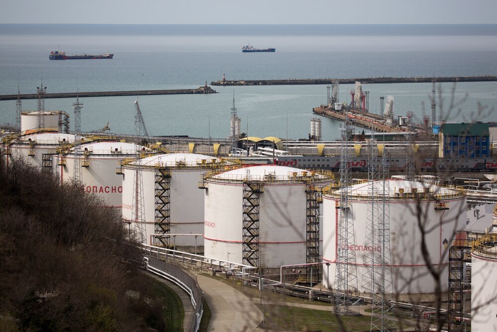 Viste della raffineria di petrolio mentre il prezzo del petrolio cavalca le montagne russe del virus