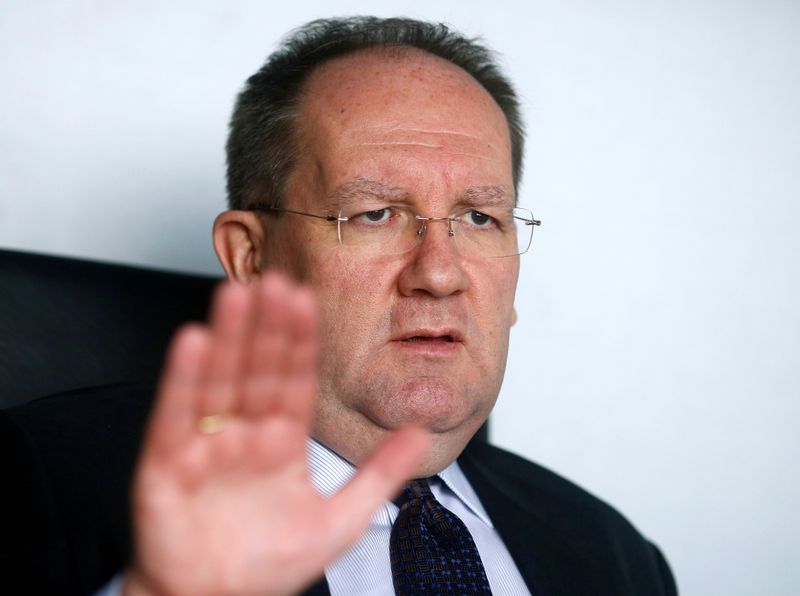 © Reuters. Felix Hufeld, presidente dell'Autorità federale di vigilanza finanziaria tedesca BaFin (Bundesanstalt fuer Finanzdienstleistungsaufsicht) presso l'ufficio Thomson Reuters di Francoforte