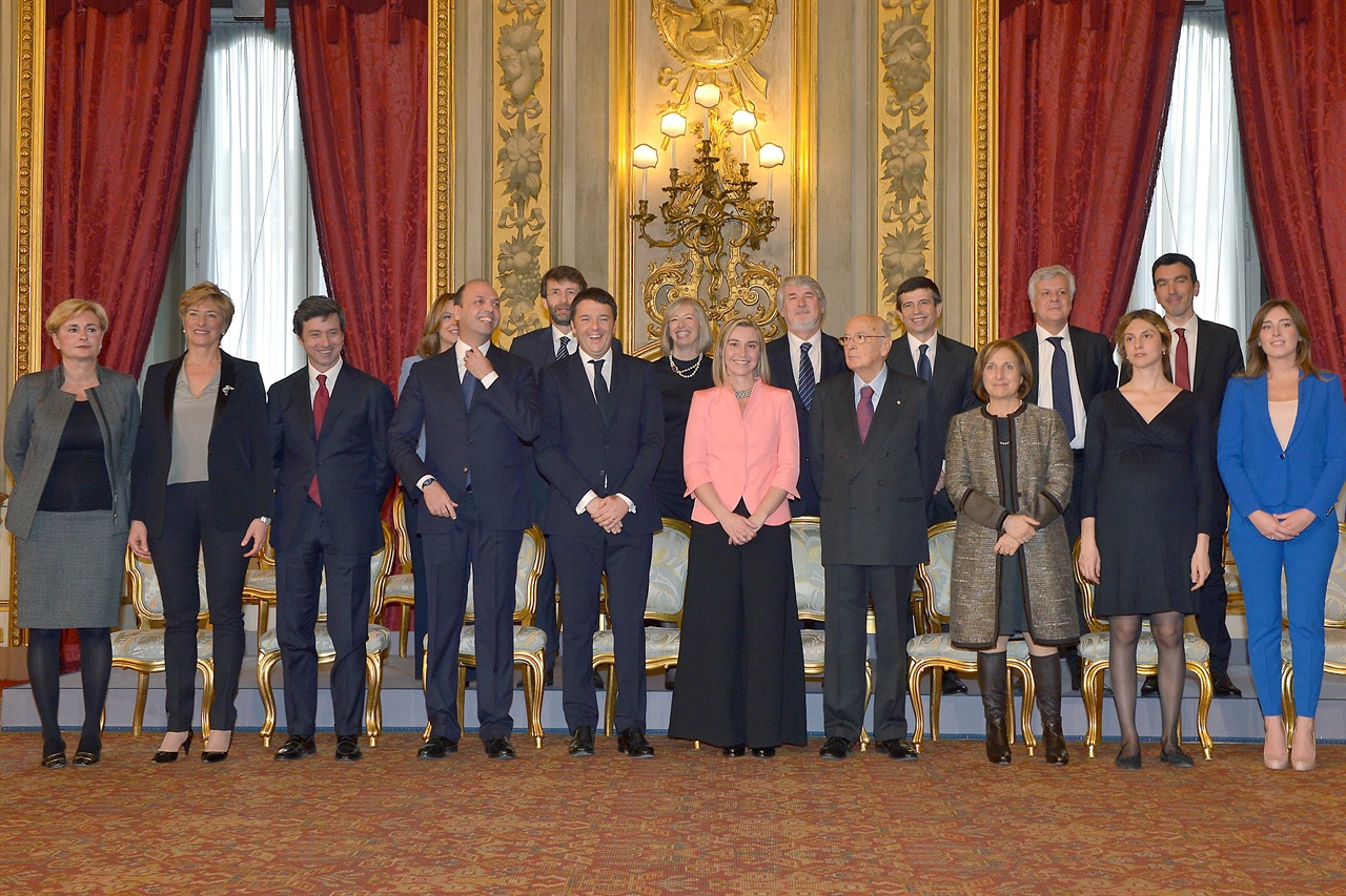 Renzi_cabinet_with_Giorgio_Napolitano.jpg