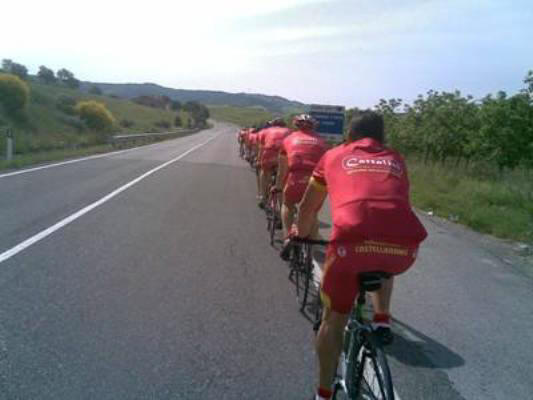 ciclisti-in-fila-indiana.jpg