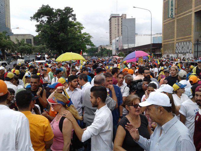 DAR6ggwXgAA_o3R.jpg:small