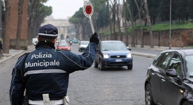 Roma, insulta i vigili dopo una multa: «Siete fannulloni e rubate lo stipendio». Assolta con formula piena 