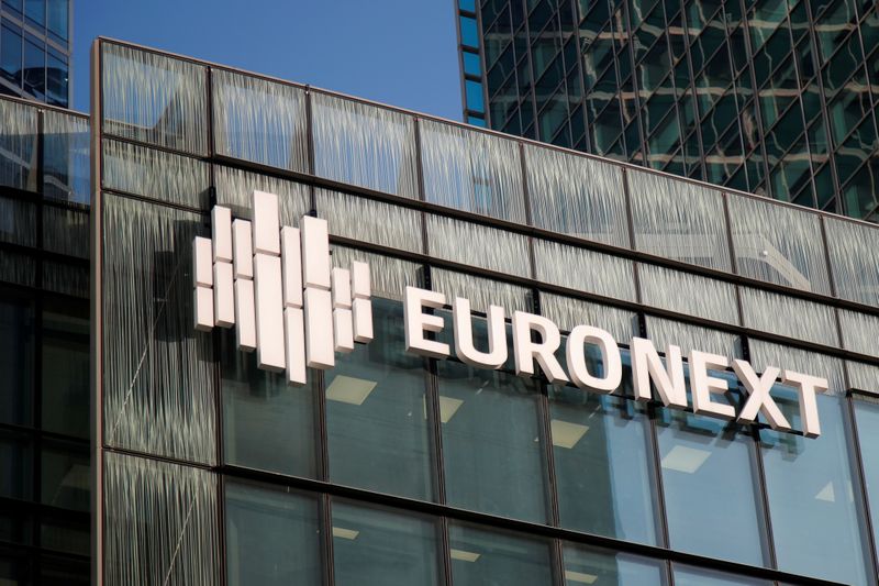 © Reuters. Logo di Euronext nella sede dell'operatore di borsa nel quartiere finanziario di La Defense a  Courbevoir, vicino Parigi
