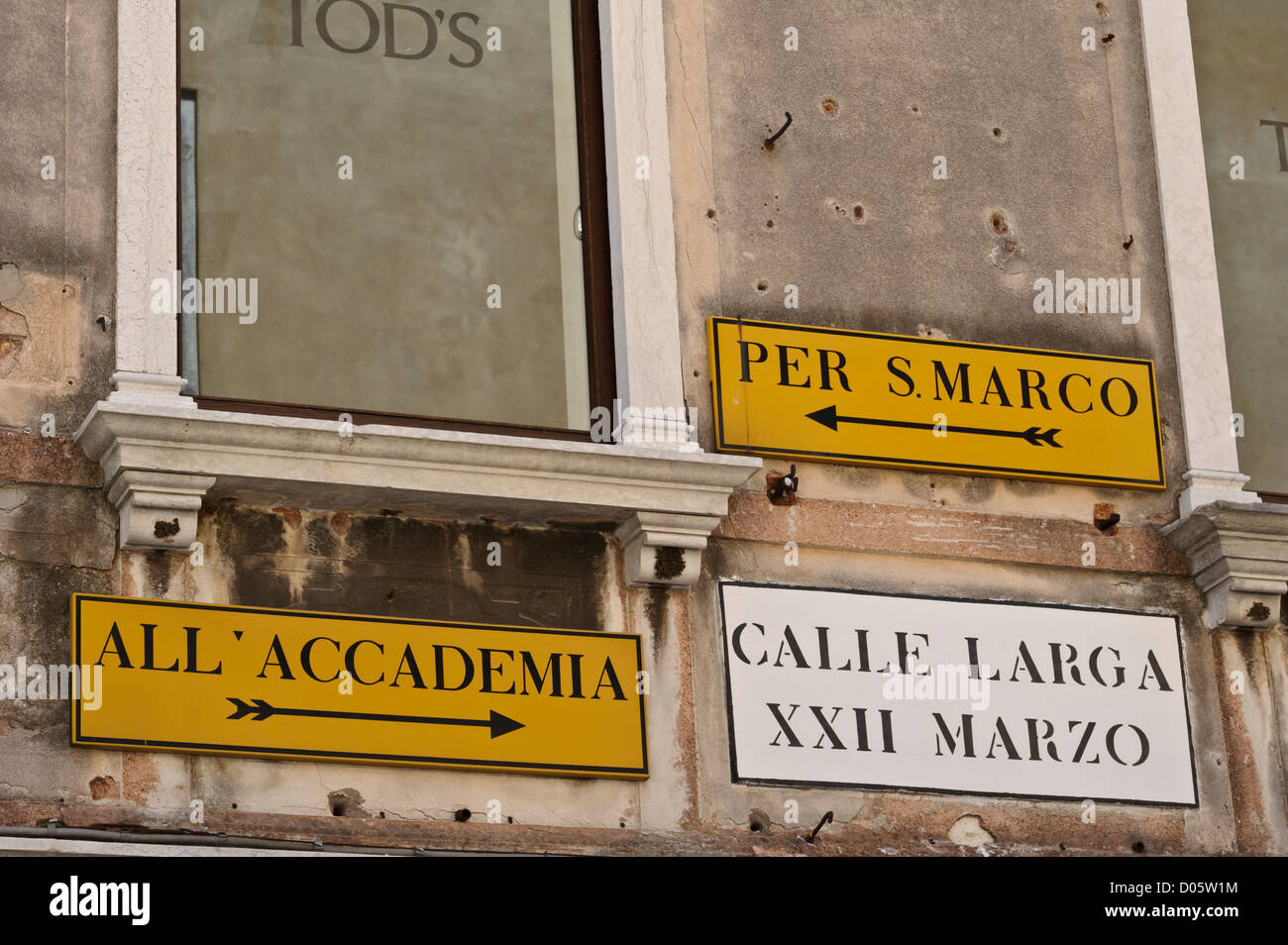 road-signs-venice-italy-D05W1M.jpg