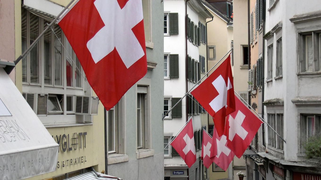 Swiss_Flags_Zurich.JPG