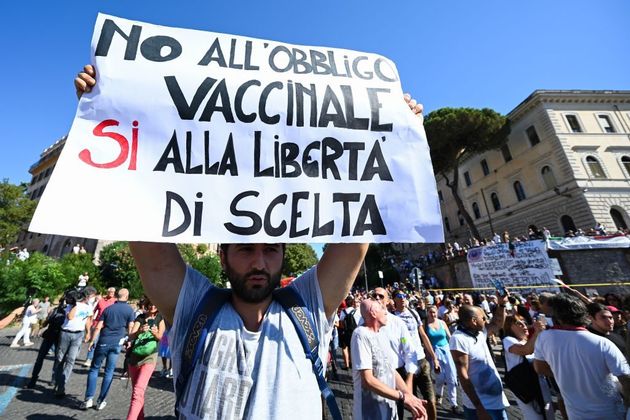 Parli male dei vaccini? Scattano indagini e perquisizioni. Ci siamo giocati la libertà