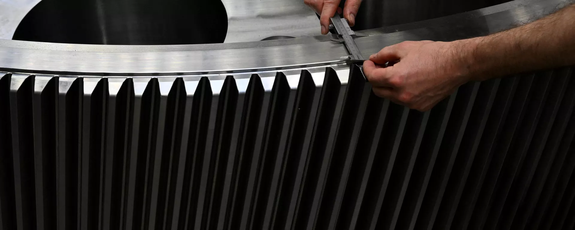 (FILES) An employee checks a gearwheel in an assembly hall of the German gear manufacturing company Renk in Augsburg, southern Germany, on May 8, 2023.  - Sputnik International, 1920, 10.02.2024 (FILES) An employee checks a gearwheel in an assembly hall of the German gear manufacturing company Renk in Augsburg, southern Germany, on May 8, 2023.  - Sputnik International, 1920, 10.02.2024