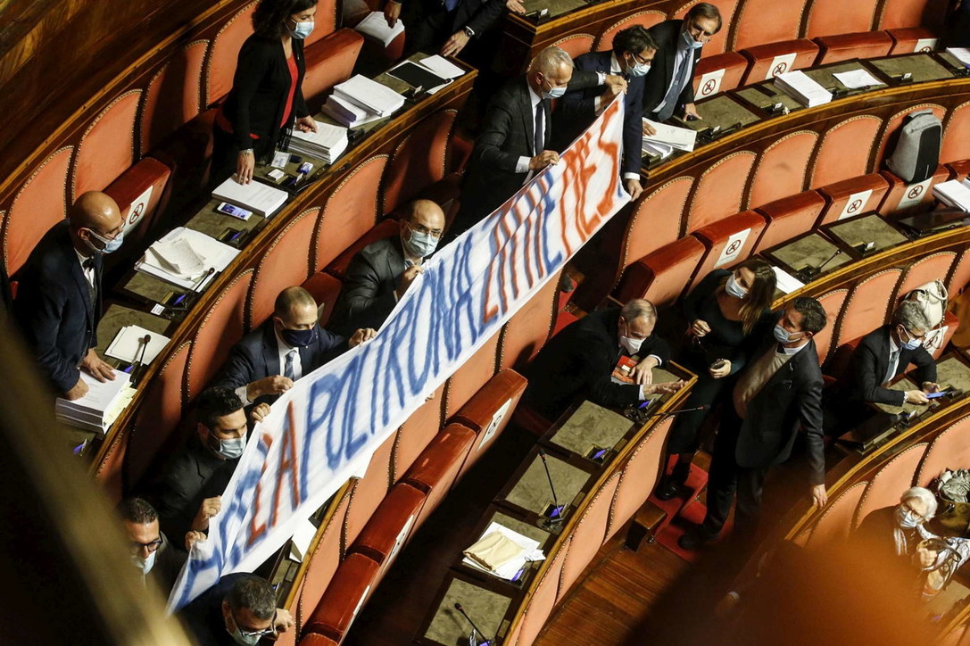 Mes, il Senato vota la risoluzione di maggioranza: protesta del centrodestra in Aula Mes, il Senato vota la risoluzione di maggioranza: protesta del centrodestra in Aula